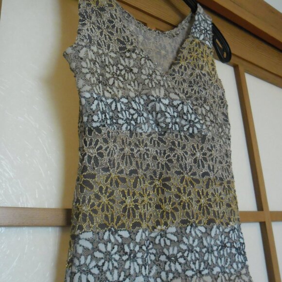 Slightly sheer ombre sleeveless top with some silver thread for a subtle sparkle - Picture 1 of 2